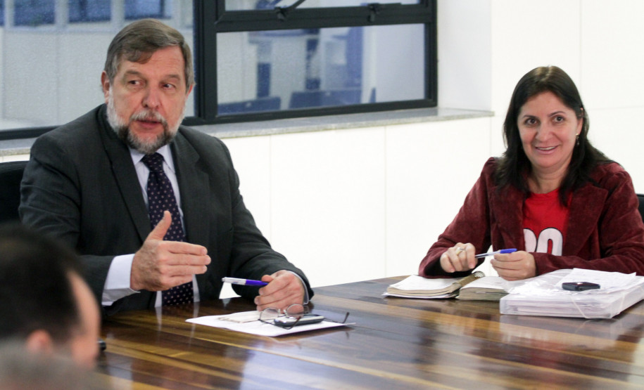 O governador em exercício e secretário da Educação, Flávio Arns, recebeu nesta terça-feira (30), no Palácio das Araucárias, em Curitiba, uma comissão formada por representantes dos profissionais da educação no Paraná. A pauta do encontro concentrou-se nas reivindicações dos servidores do magistério na data que marca a luta da categoria por melhores condições de trabalho.