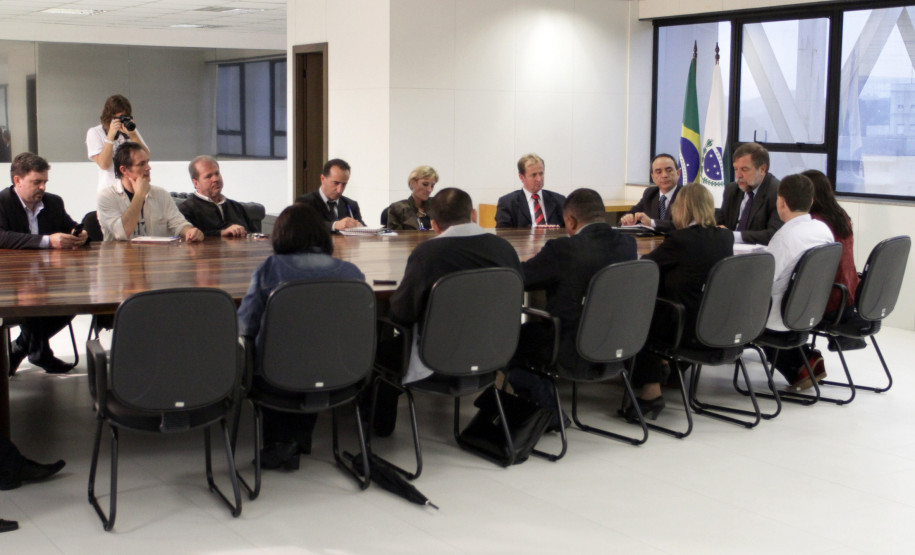 O governador em exercício e secretário da Educação, Flávio Arns, recebeu nesta terça-feira (30), no Palácio das Araucárias, em Curitiba, uma comissão formada por representantes dos profissionais da educação no Paraná. A pauta do encontro concentrou-se nas reivindicações dos servidores do magistério na data que marca a luta da categoria por melhores condições de trabalho.