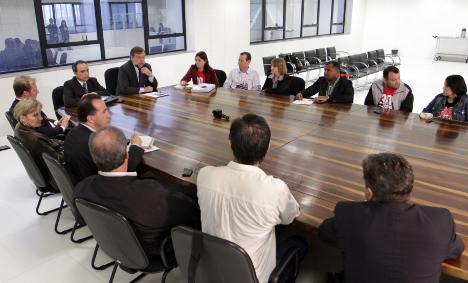 O governador em exercício e secretário da Educação, Flávio Arns, recebeu nesta terça-feira (30), no Palácio das Araucárias, em Curitiba, uma comissão formada por representantes dos profissionais da educação no Paraná. A pauta do encontro concentrou-se nas reivindicações dos servidores do magistério na data que marca a luta da categoria por melhores condições de trabalho.