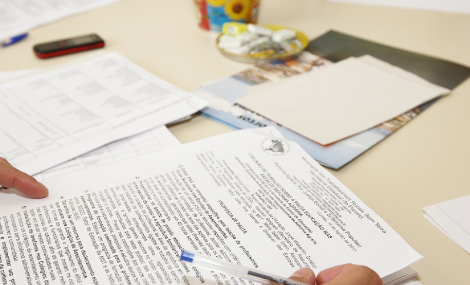 Os recursos são geridos de maneira descentralizada pelos gestores das escolas.