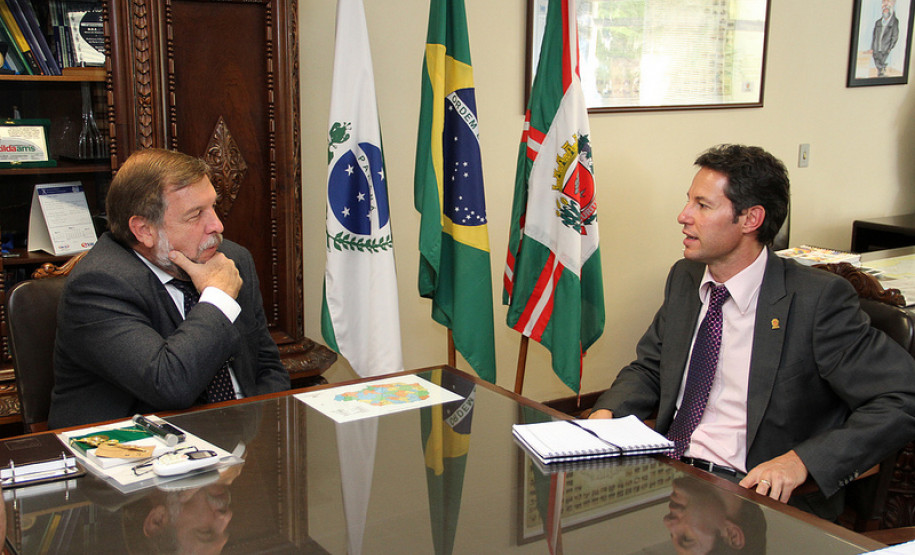 O vice-governador e secretário da Educação, Flávio Arns, recebeu nesta sexta-feira (30) o embaixador da Nova Zelândia, Jeffrey MacAlister, na sede da Secretaria de Estado da Educação (SEED), em Curitiba.