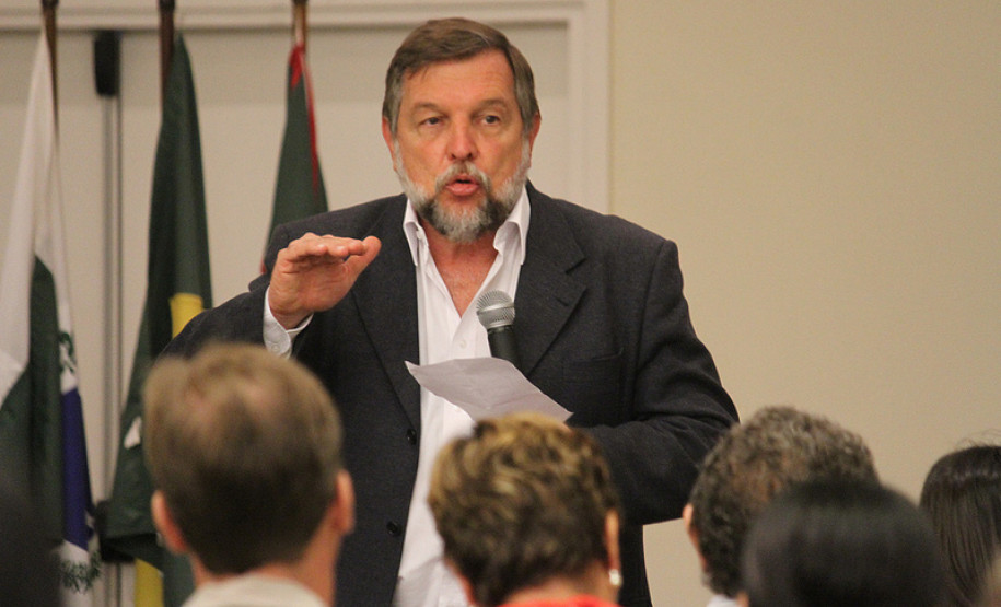 ...o vice-governador e secretário da Educação, Flávio Arns, reafirmou o compromisso do governo em garantir aos alunos das escolas especiais os mesmos direitos que são assegurados aos estudantes da rede estadual.