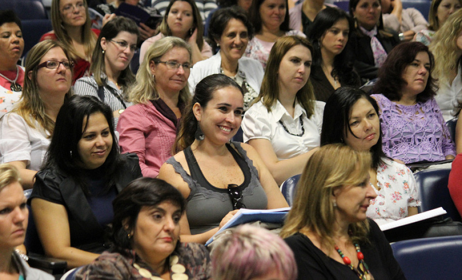 O tema deste ano da Olimpíada é “O lugar onde vivo” e serão quatro os gêneros a serem trabalhados: poemas (alunos de 5º e 6º anos); memórias (alunos de 7º e 8º anos); crônica (alunos de 9º ano do ensino fundamental e 1º ano do ensino médio); e artigo de opinião (alunos de 2º e 3º anos do ensino médio).