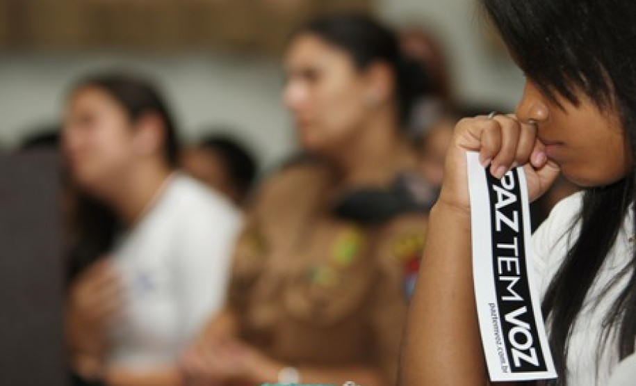 Alunos do Colégio Estadual Dr. Xavier da Silva, em Curitiba, participaram do lançamento do Paz tem Voz, segunda etapa da campanha Paz sem Voz é Medo, idealizada pelo Grupo Paranaense de Comunicação (GRPCom).