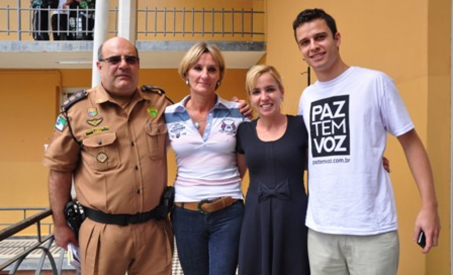 Alunos do Colégio Estadual Dr. Xavier da Silva, em Curitiba, participaram do lançamento do Paz tem Voz, segunda etapa da campanha Paz sem Voz é Medo, idealizada pelo Grupo Paranaense de Comunicação (GRPCom).