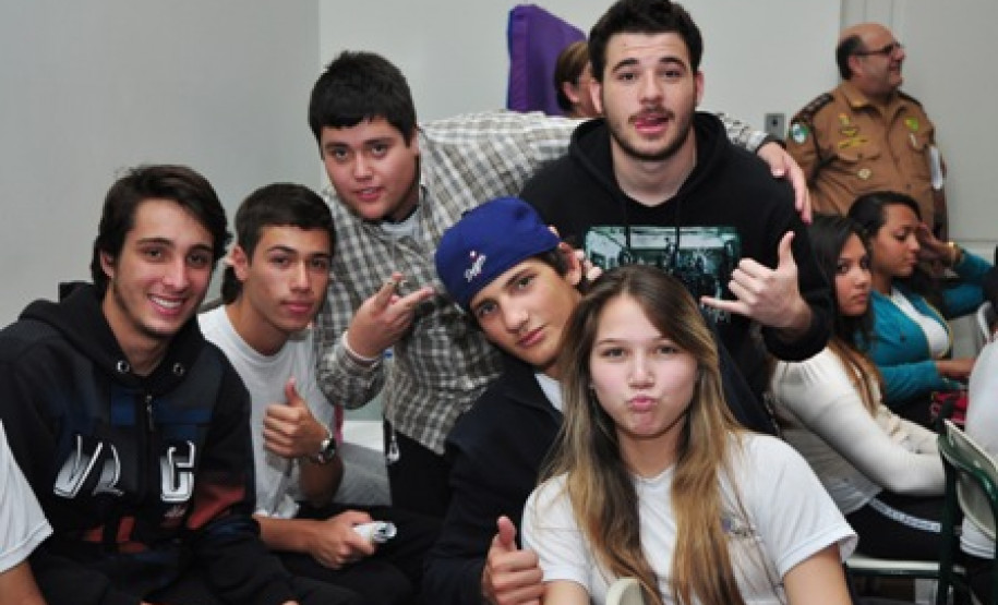 Alunos do Colégio Estadual Dr. Xavier da Silva, em Curitiba, participaram do lançamento do Paz tem Voz, segunda etapa da campanha Paz sem Voz é Medo, idealizada pelo Grupo Paranaense de Comunicação (GRPCom).