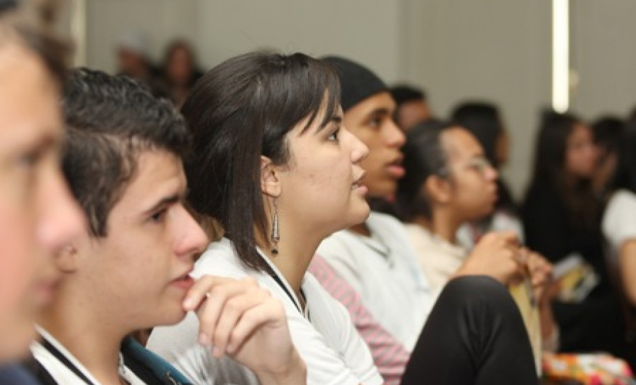 Alunos do Colégio Estadual Dr. Xavier da Silva, em Curitiba, participaram do lançamento do Paz tem Voz, segunda etapa da campanha Paz sem Voz é Medo, idealizada pelo Grupo Paranaense de Comunicação (GRPCom).