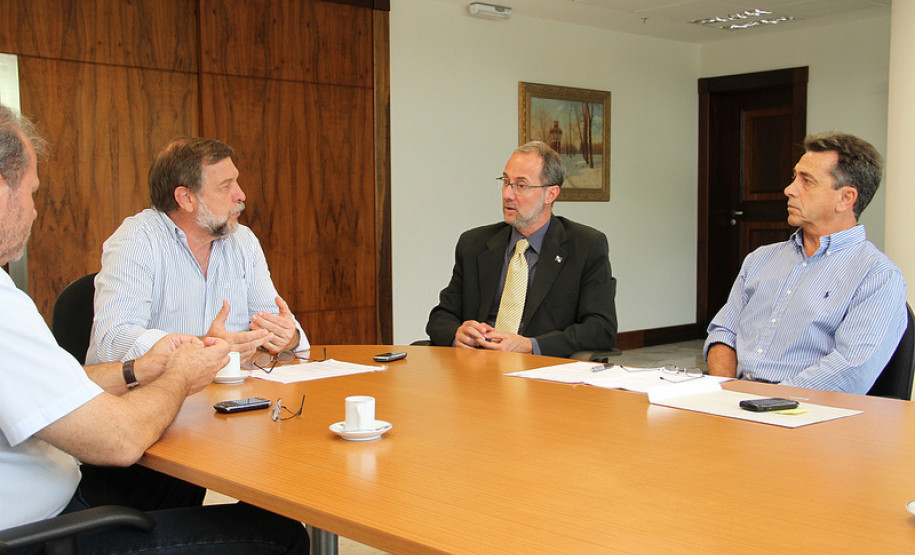 O Departamento de Trânsito do Paraná (Detran) deve repassar mais de 500 computadores para a Secretaria da Educação até o final deste ano.