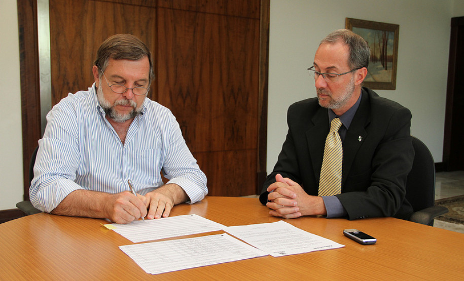Nesta quinta-feira (5), o vice-governador e secretário da Educação, Flávio Arns, e o diretor-geral do Detran, Marcos Traad, assinaram termo para entrega de 81 servidores de acesso remoto à rede, que podem ser usados nos telecentros e salas de informática do Estado.