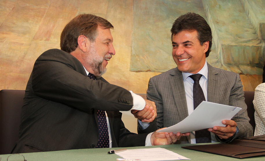 O governador Beto Richa e a equipe de secretários estaduais assinaram nesta segunda-feira (9), em solenidade no Palácio Iguaçu, em Curitiba, os Contratos de Gestão para 2012.