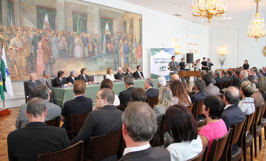 O vice-governador e secretário da Educação, Flávio Arns, assinou o contrato que estabelece as metas e objetivos da Secretaria de Estado da Educação (SEED).