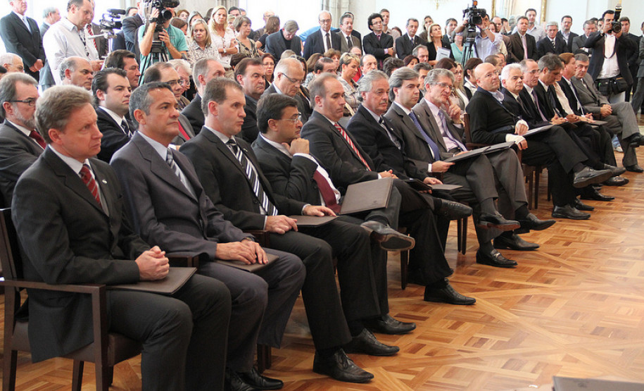 O documento prevê ações para melhorias educacionais. Entre elas estão a recuperação da rede física das escolas, atendimento de qualidade no transporte escolar, alimentação escolar, ampliação do contraturno e da educação integral, formação dos profissionais da educação e aumento da oferta de línguas estrangeiras, além do fortalecimento da educação profissional, educação de jovens e adultos, alfabetização e educação inclusiva.