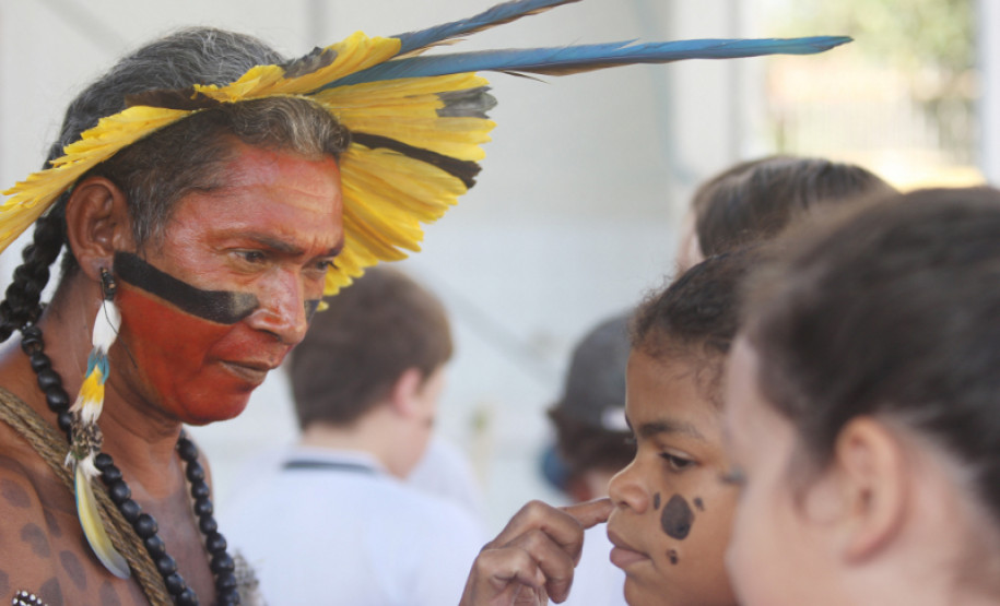 Nessa quinta-feira (12), 450 estudantes da Escola Estadual Dona Carola, em Curitiba, participaram da apresentação cultural da nação Fulni-ô, um dos mais tradicionais povos indígenas do Nordeste.