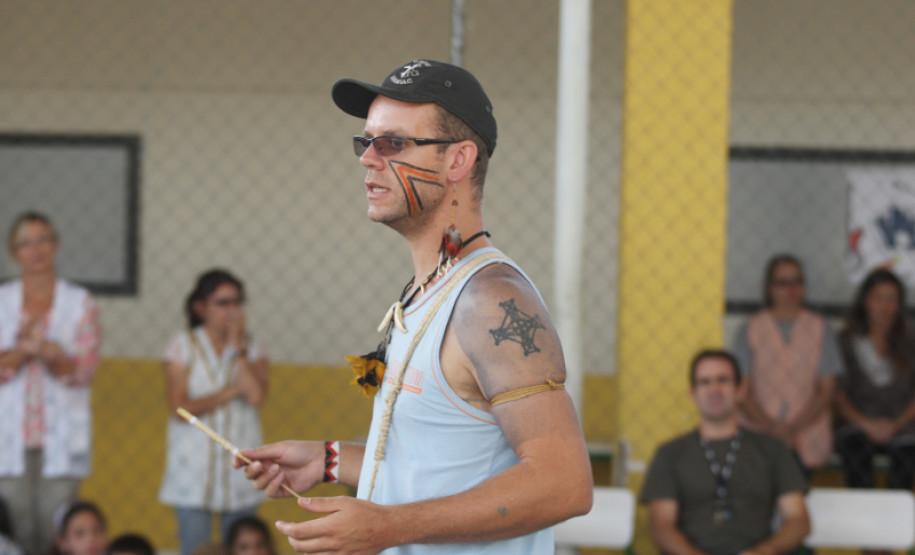 Para proporcionar aos alunos reflexões sobre valores e costumes culturais de diferentes etnias, os professores são orientados a inserir em seu plano de trabalho temas relacionados à diversidade.