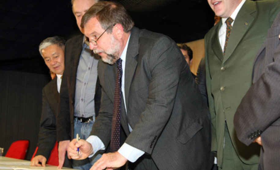 O governador em exercício Flávio Arns anuncia nesta quarta-feira (31), em solenidade a ser realizada no auditório Mário Lobo, no Palácio das Araucárias, em Curitiba, a liberação de R$ 105 milhões para a aplicação na melhoria da infraestrutura da rede pública estadual de ensino.