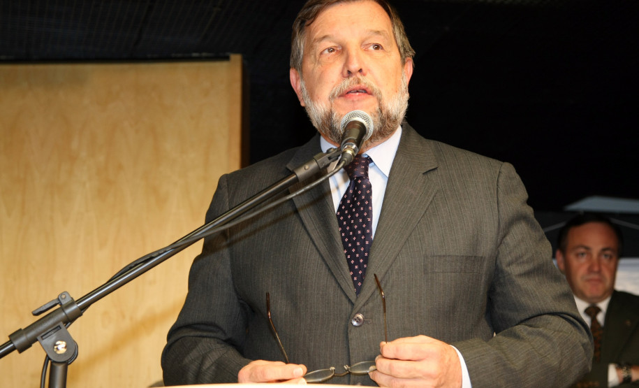 O governador em exercício Flávio Arns anuncia nesta quarta-feira (31), em solenidade a ser realizada no auditório Mário Lobo, no Palácio das Araucárias, em Curitiba, a liberação de R$ 105 milhões para a aplicação na melhoria da infraestrutura da rede pública estadual de ensino.