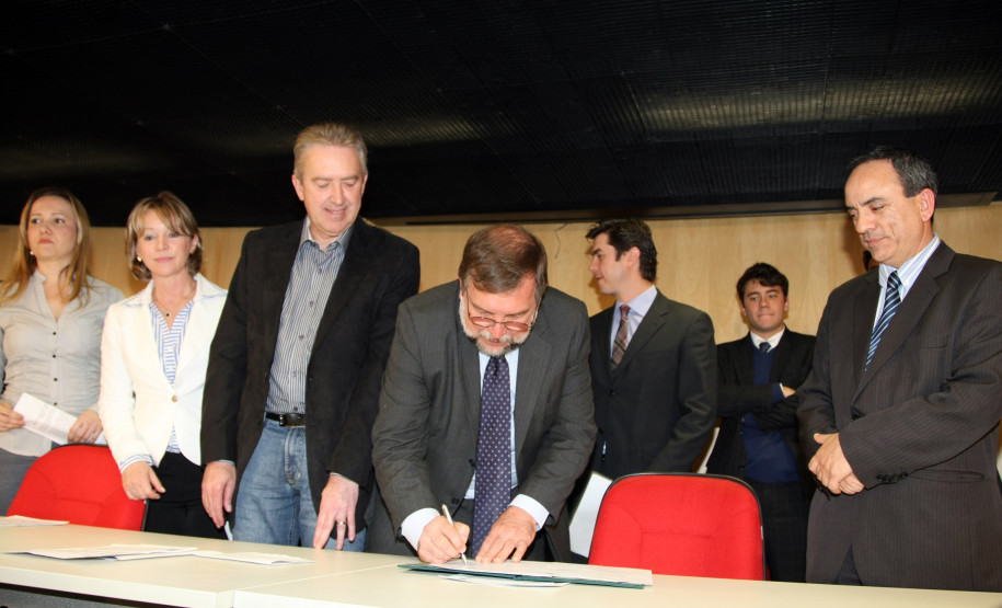 O governador em exercício Flávio Arns anuncia nesta quarta-feira (31), em solenidade a ser realizada no auditório Mário Lobo, no Palácio das Araucárias, em Curitiba, a liberação de R$ 105 milhões para a aplicação na melhoria da infraestrutura da rede pública estadual de ensino.