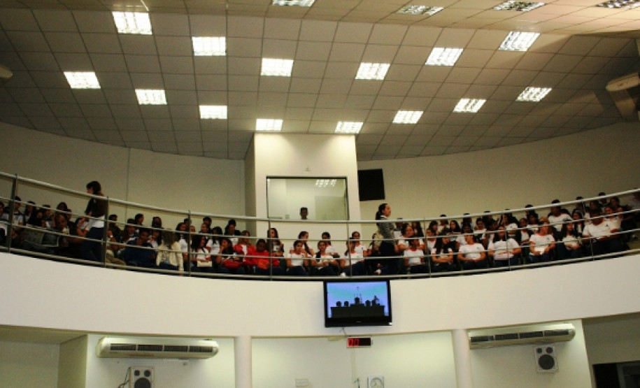 Mais de 50 estudantes do ensino médio e do curso de formação de docentes do Colégio Estadual Emílio Menezes, em Arapongas, assistiram nos meses de fevereiro e março, a sessões plenárias da Câmara Municipal.