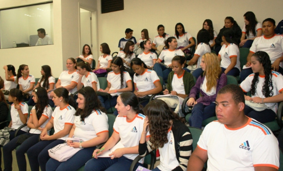 Além de os alunos conheceram as atividades do Poder Legislativo do município, eles apresentaram propostas e participaram do debate sobre os assuntos prestados.