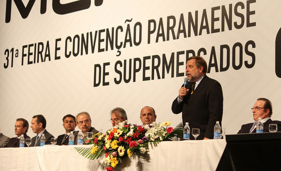 Um grupo de trabalho com representantes da Secretaria de Educação e da Associação Paranaense de Supermercados (Apras) vai estudar a possibilidade de um convênio para qualificar alunos da rede pública para atuação no comércio.