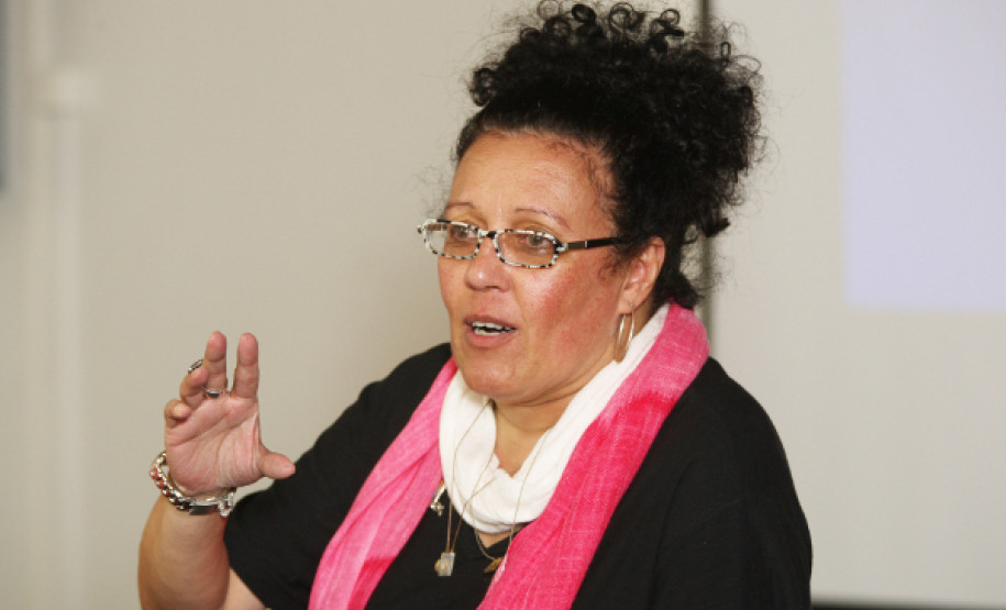 A criação do Sistema de Bibliotecas Escolares Públicas tem por objetivo a universalização das bibliotecas ativas nas escolas dos 399 municípios paranaenses, favorecendo assim práticas de leitura, garantindo a professores, estudantes e comunidade o acesso a informação de qualidade.