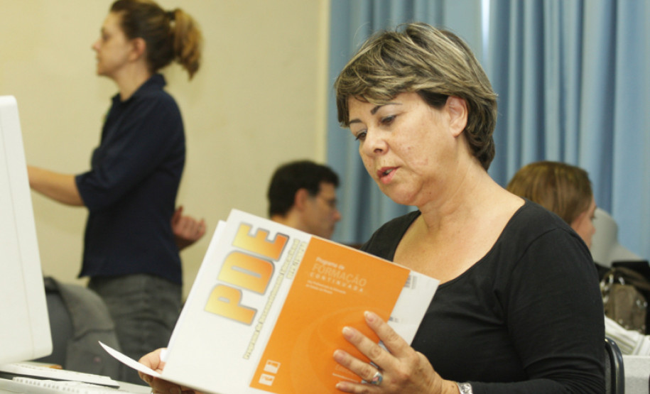 Nesta segunda-feira (16), cerca de 900 professores do Programa de Desenvolvimento Educacional (PDE) da turma de 2012, iniciaram o curso de Informática Básica e SACIR.