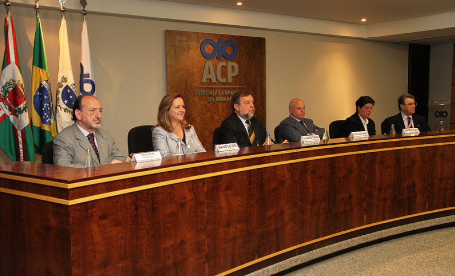 Secretaria lança concurso Barão do Serro Azul O vice-governador e secretário da Educação, Flávio Arns, lançou nesta terça-feira (17), em Curitiba, o concurso Barão do Serro Azul.