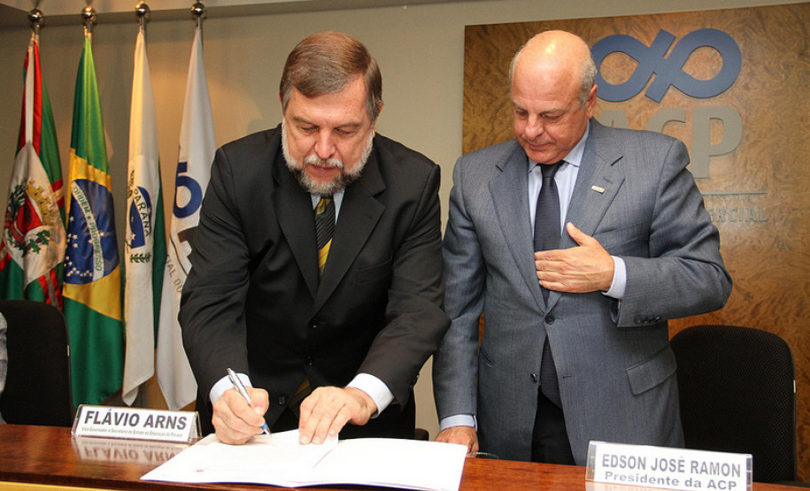 Secretaria lança concurso Barão do Serro Azul Em uma ação conjunta entre a Secretaria de Estado da Educação (SEED) e a Associação Comercial do Paraná (ACP), o concurso estimula os estudantes a conhecerem a vida e o trabalho do Barão do Serro Azul, e contribui para a formação cidadã dos estudantes da rede estadual paranaense.