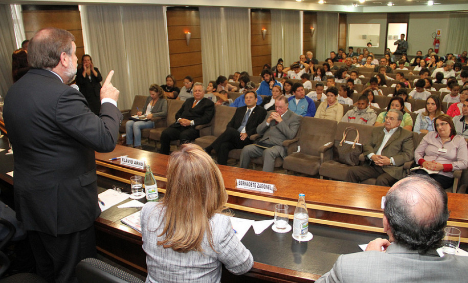 Secretaria lança concurso Barão do Serro Azul Estiveram presentes no lançamento representantes do Departamento de Educação Básica (DEB) da Secretaria, alunos e professores da rede estadual de ensino e autoridades.