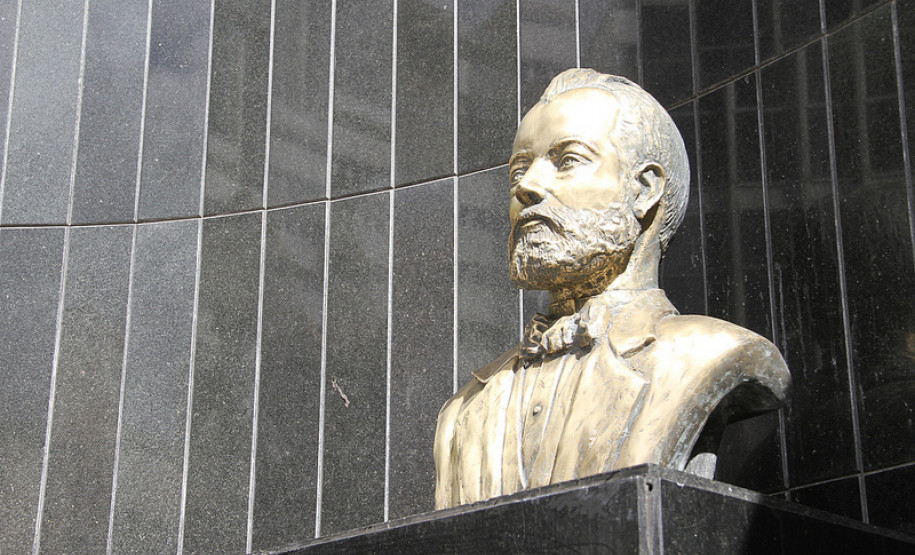 Secretaria lança concurso Barão do Serro Azul Busto do Barão do Serro Azul, em frente à ACP.