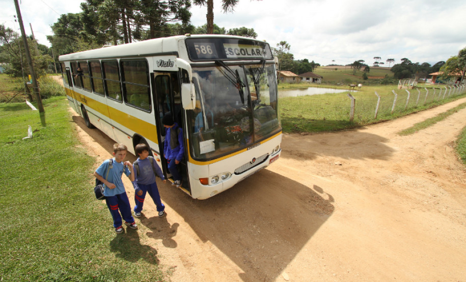 O governador Beto Richa anunciou nesta terça-feira (17/04) que o Governo do Estado vai aumentar em 38% o volume de recursos que serão repassados neste ano aos municípios paranaenses para o transporte escolar.