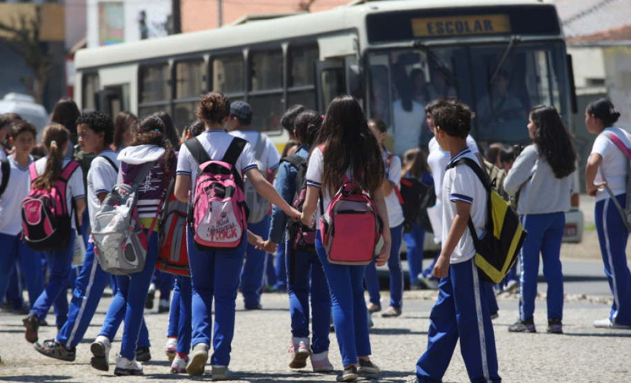 Arns explicou ainda que além dessas ações a secretaria intensificou o planejamento e os investimentos na expansão da rede escolar estadual, com ampliações de prédios e construções de novas escolas em locais com grande concentração de alunos.