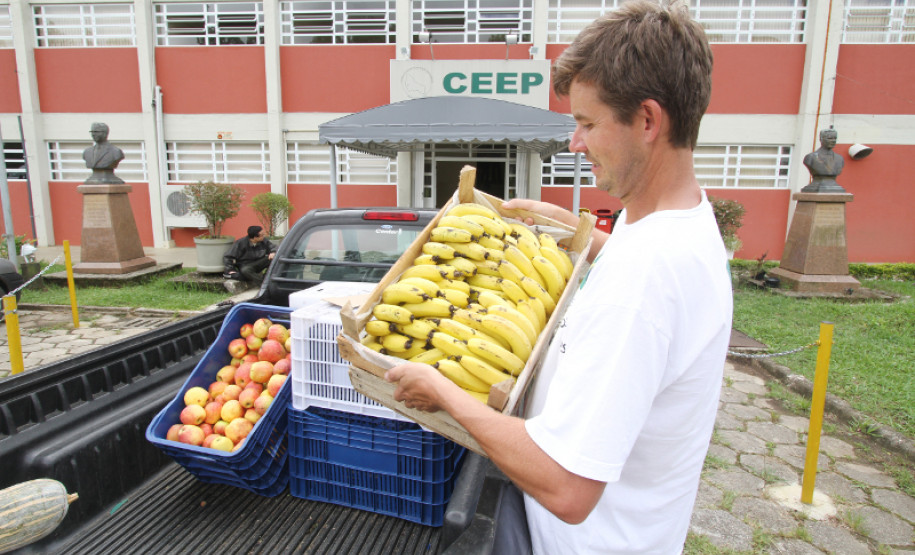 Neste ano, serão investidos no Estado R$ 23,67 milhões na compra de produtos perecíveis e semiperecíveis de agricultores familiares, para compor a alimentação dos alunos da rede estadual de ensino.