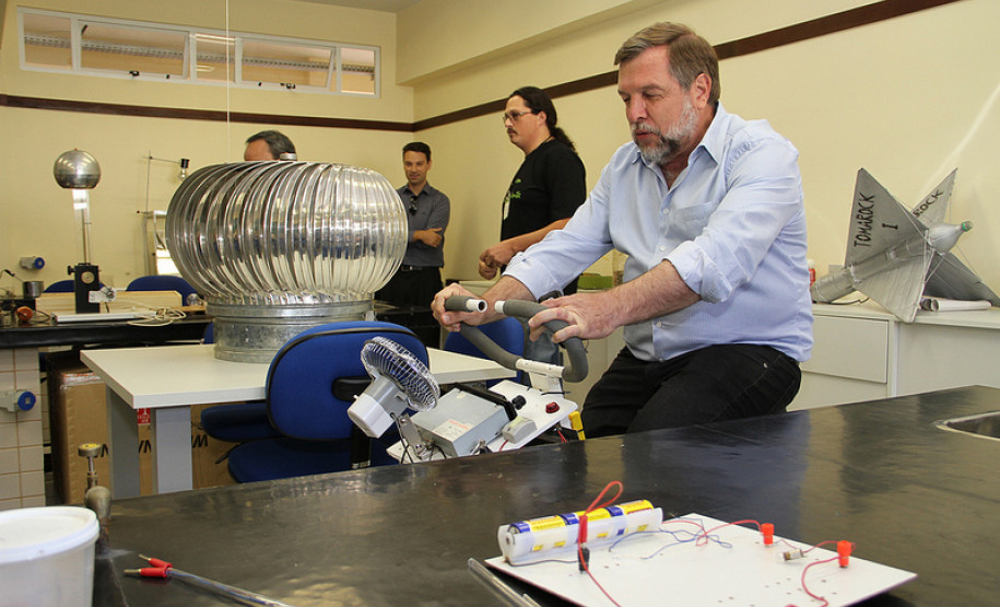 Em todo o Paraná estão sendo entregues 378 laboratórios. Até o final do ano serão mais 193.