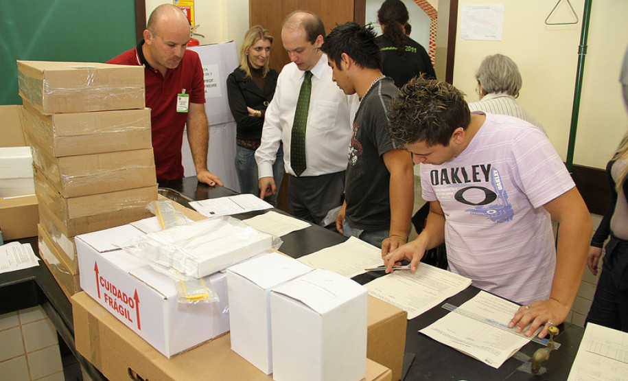 Em Pinhais, os laboratórios foram entregues na manhã desta quinta-feira (19). São cinco, para Química, Fisica, Biologia, Matemática e Solos.