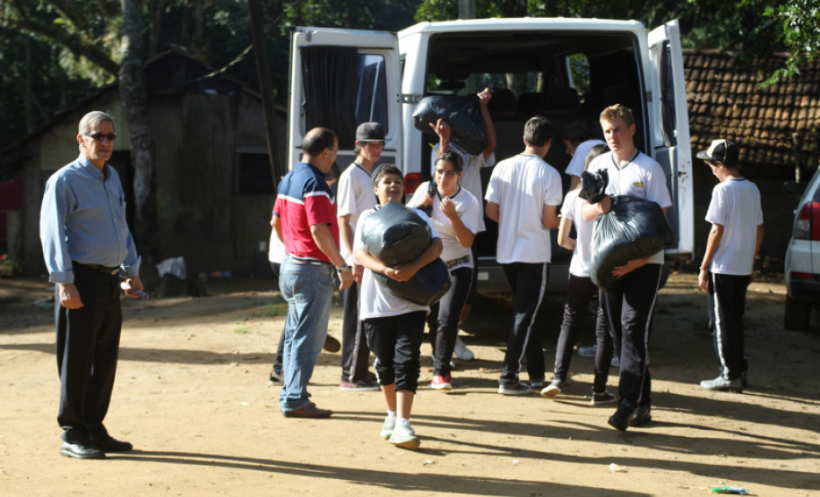 Durante a visita, foram entregues os alimentos arrecadados pelo grêmio estudantil na apresentação cultural do projeto “Povos Indígenas na Escola”.