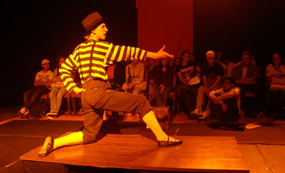 Atores de projeção nacional, como Marjorie Estiano e Ranieri Gonzalez, iniciaram sua carreira artística no colégio, que já apresentou peças de autores consagrados como Sófocles e Shakespeare.