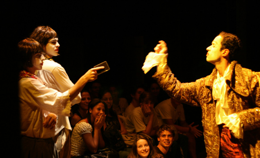 “Por estar envolvida em pesquisa para o teatro, sempre entro em contato com conteúdo de cultura geral que não vemos geralmente em sala de aula”, conta a aluna Bruna Schneider, de 16 anos, que freqüenta o 2º ano do Ensino Médio e está no Gruta há três anos.