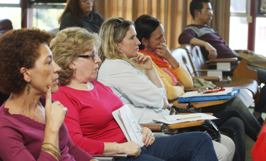A ação acontecerá em todo o Estado até maio. Técnicos pedagógicos da SEED e dos Núcleos Regionais de Educação devem capacitar cerca de 1,5 mil professores da rede estadual inscritos na Olimpíada.