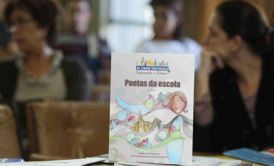 A partir disso, foram planejadas 38 oficinas pedagógicas com carga horária de 8 horas, a serem ofertadas nos municípios sede das regionais, para 40 professores de Língua Portuguesa cada.