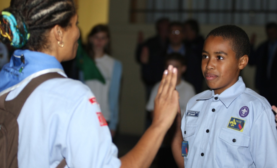 Cerca de 20 alunos do ensino fundamental do Colégio Estadual Pedro Macedo participaram da cerimônia de promessa que foi acompanhada por professores, funcionários, alunos, familiares e representantes de outros grupos de escoteiros.
