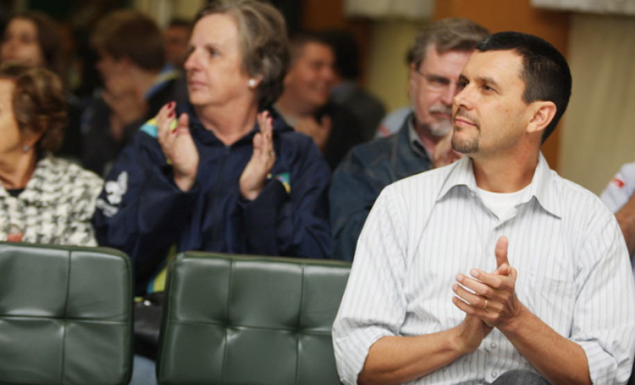 Participaram do evento Maurício Pastor, chefe do Núcleo Regional de educação de Curitiba; Deuzita Cardo da Silva, diretora do Pedro Macedo; Wilson Alves, diretor do Manuel Ribas, e representantes da UEB.