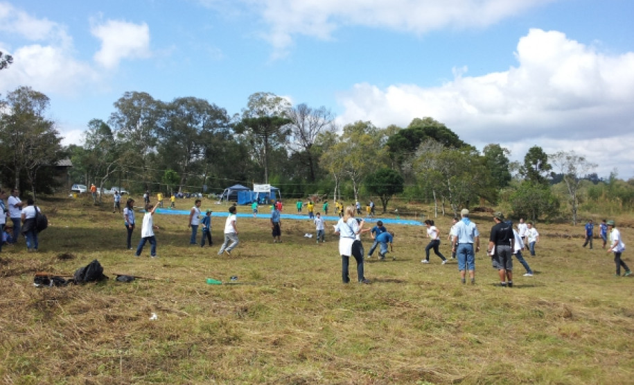 No domingo (22), os estudantes que integram o Programa Escotismo na Escola no Colégio Estadual Pedro Macedo e no Colégio Manoel Ribas (Grupo Escoteiro Zilda Arns), em Curitiba, participaram da 20ª edição dos Jogos da Fraternidade, realizada pela regional Paraná da União dos Escoteiros do Brasil na sede do clube Santa Mônica.
