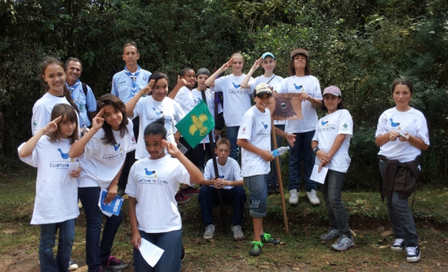 O evento, que reuniu 32 grupos escoteiros de Curitiba, Ponta Grossa e Paranaguá, foi a primeira oportunidade para os jovens dos dois novos grupos interagirem e confraternizarem com os demais escoteiros.