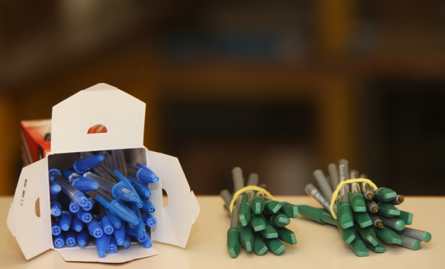 As instituições de ensino poderão utilizar os recursos do Fundo Rotativo para a compra de materiais de expediente e limpeza.