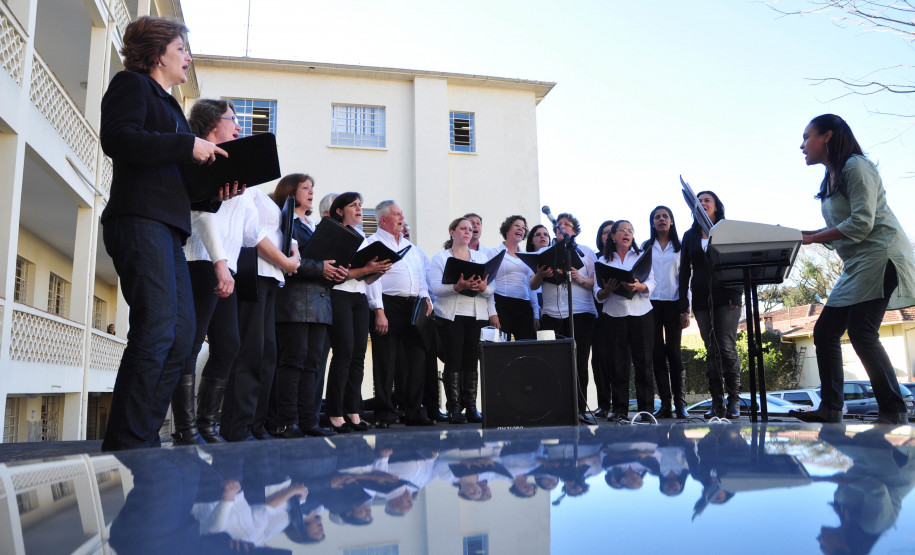 O coral da Secretaria de Estado da Educação (Seed), Vozes da Educação, se apresentou nessa quarta-feira (31) para os servidores e funcionários da pasta na sede Água Verde, em Curitiba.