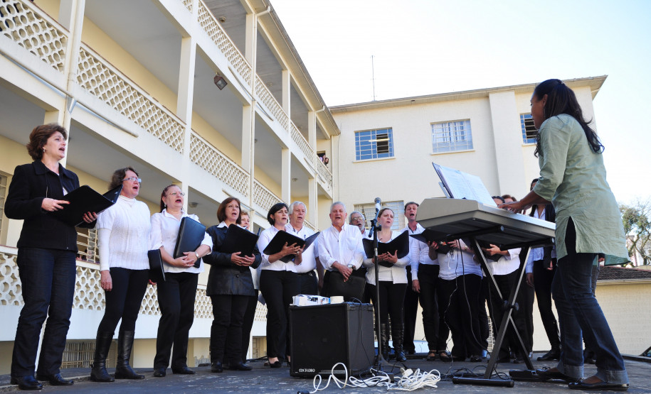 O coral da Secretaria de Estado da Educação (Seed), Vozes da Educação, se apresentou nessa quarta-feira (31) para os servidores e funcionários da pasta na sede Água Verde, em Curitiba.
