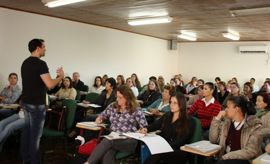 A Secretaria de Estado da Educação (SEED) promoveu nesta quinta-feira (26) e sexta-feira (27), em Curitiba, o encontro dos coordenadores do Paraná Alfabetizado. O evento serviu para discutir as ações relacionadas ao primeiro chamamento de 2012, tendo em vista o início das atividades do programa.