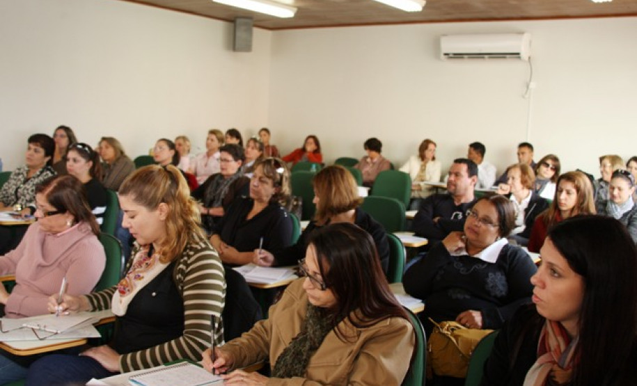 A Secretaria de Estado da Educação (SEED) promoveu nesta quinta-feira (26) e sexta-feira (27), em Curitiba, o encontro dos coordenadores do Paraná Alfabetizado. O evento serviu para discutir as ações relacionadas ao primeiro chamamento de 2012, tendo em vista o início das atividades do programa.