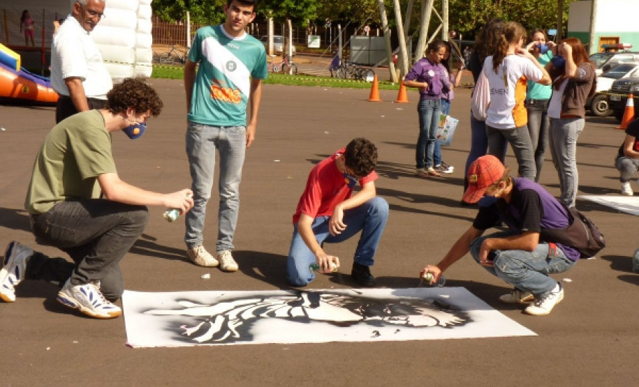 Durante o final de semana, instituições de ensino ligadas ao NRE Toledo ofereceram serviços e fizeram apresentações de artísticas e esportivas.